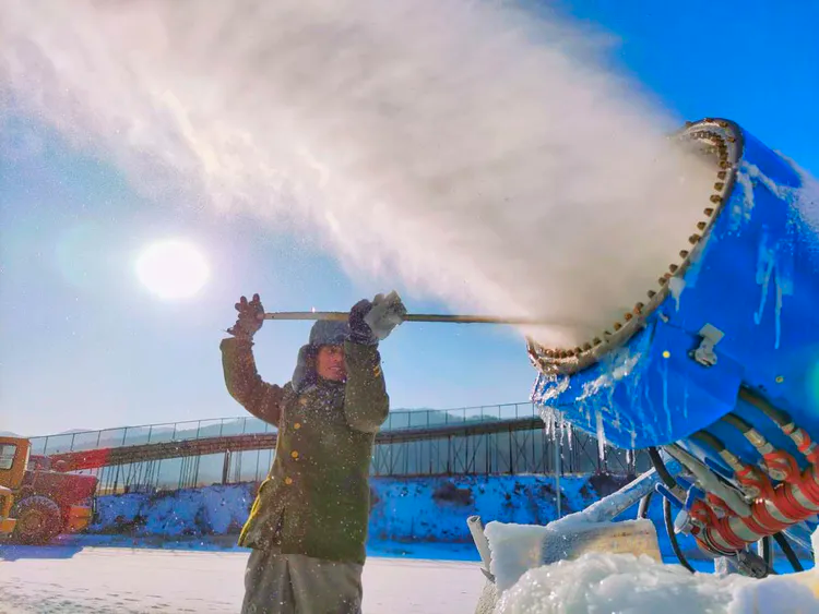 加拿大雪车运动员飒爽出席颁奖仪式